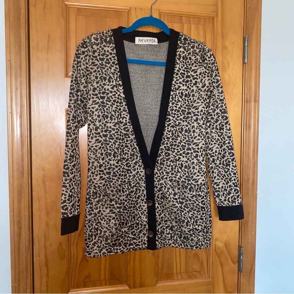 Cheetah studded shoulder cardigan type sweater